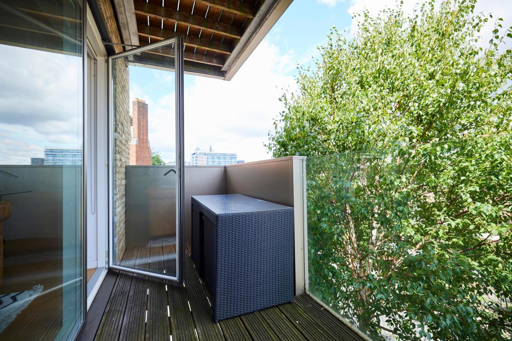 The Copenhagen Place - Enchanting 2Bdr Flat With Balcony Leilighet London Eksteriør bilde